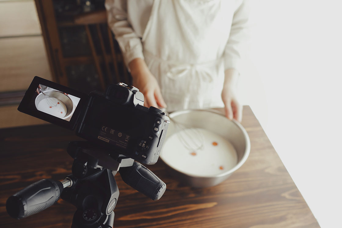 プロセスまで美しい！喫茶トラノコクが指南する“おいしいホットケーキ動画”の作り方：特集｜個人｜キヤノン