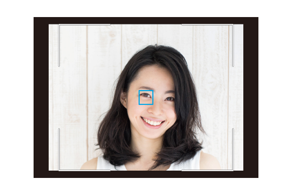 写真：女性の瞳の位置に四角いフレームが表示されている