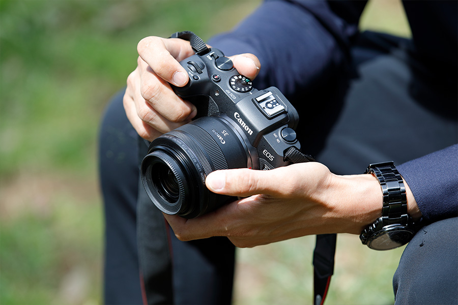 RF35mm F1.8 MACRO IS STMを装着したEOS RP