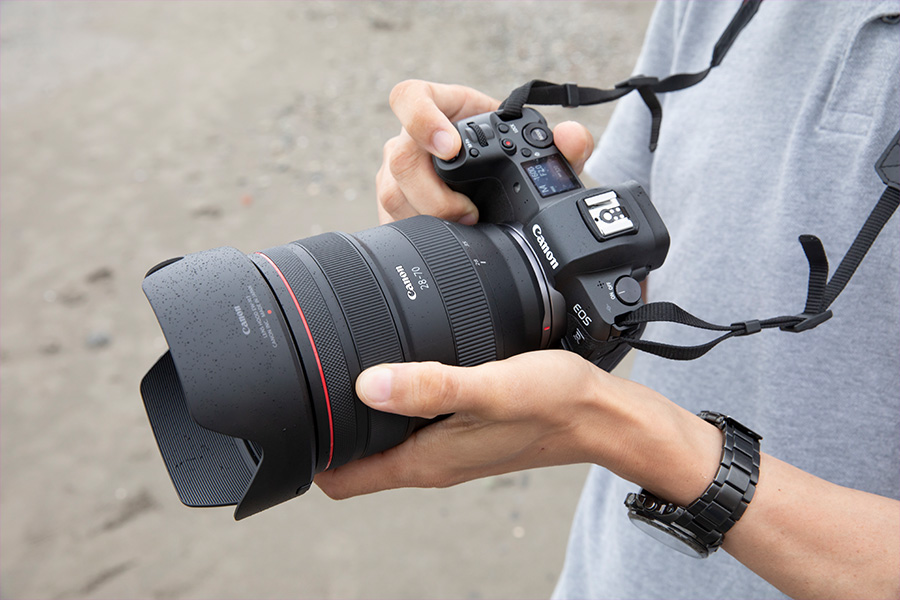 RF28-70mm F2 L USMを装着したEOS R
