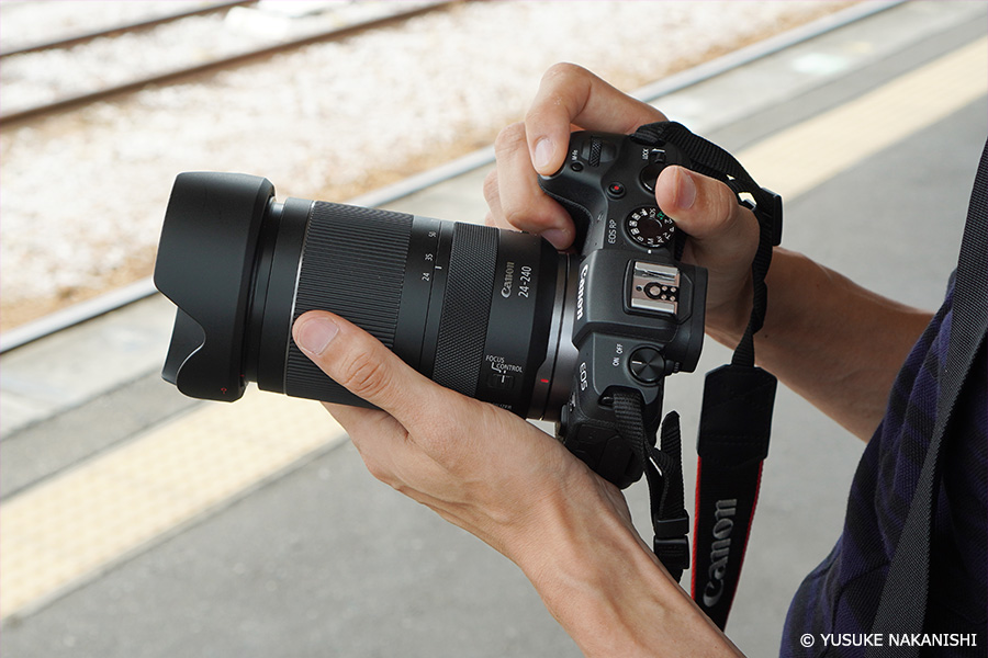 RF24-240mm F4-6.3 IS USMを装着したEOS R