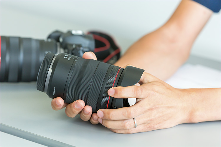 RFレンズに特徴的な、マウント部分が細くくびれたデザイン