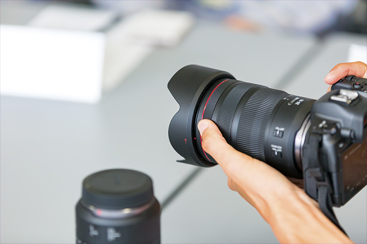 RF24-70mm F2.8 L IS USM は、レンズの重心をカメラ側に寄せている