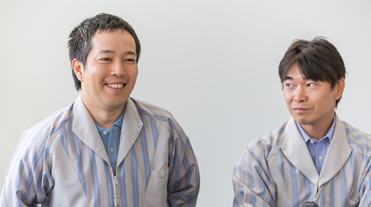 RF24-70mm F2.8 L IS USM を設計した畠田氏と増喜氏。