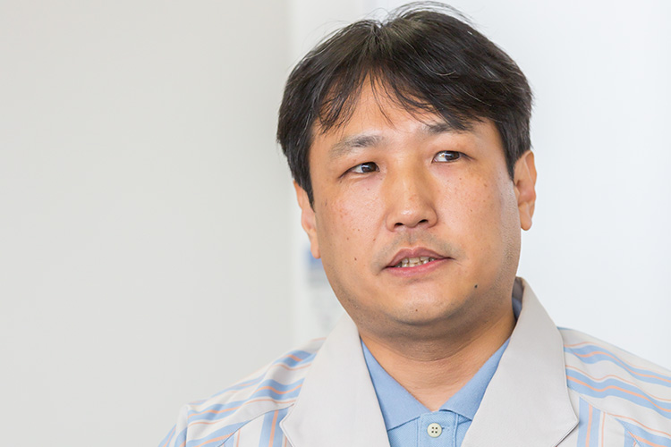 山中氏:RFレンズの電気回路設計、ナノUSMの制御関係も担当。