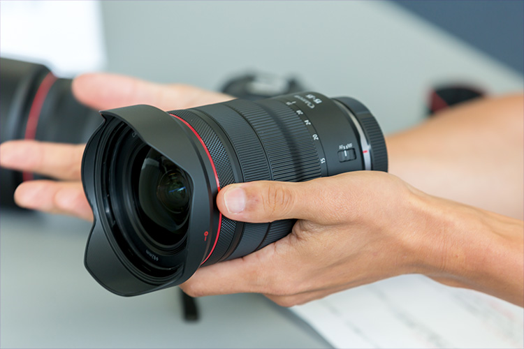 各担当のチームワークと連携で1本のレンズができる。