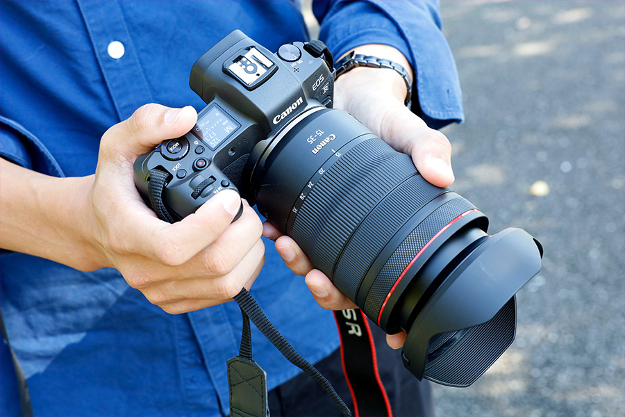 RF24-240mm F4-6.3 IS USMを装着したEOS R