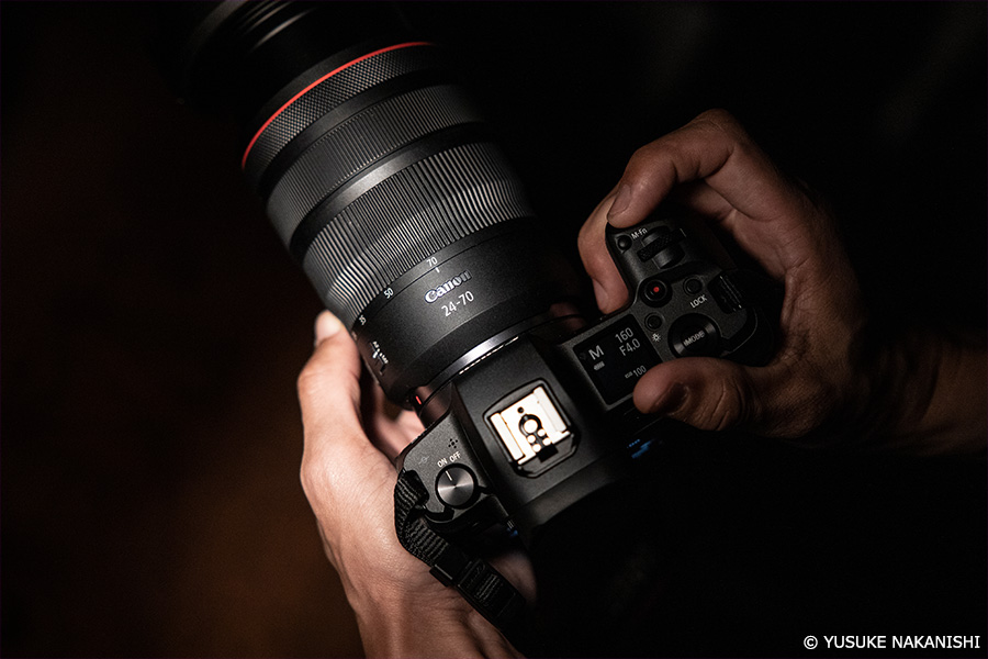 RF24-70mm F2.8 L IS USMを装着したEOS R