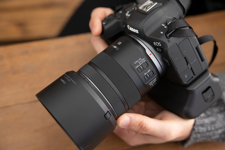RF85mm F2 MACRO IS STMを装着したEOS R6