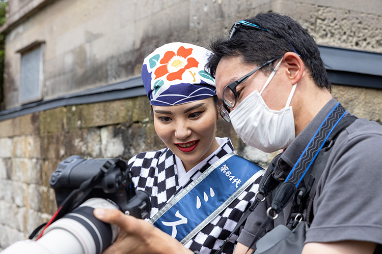 RF70-200mm F4 L IS USMで撮影されたご自分の姿を確認するミス大島と中西さん