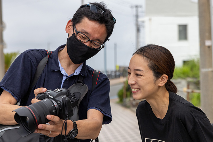 EOS R6のモニターを確認する中西さんと津崎ほたるさん