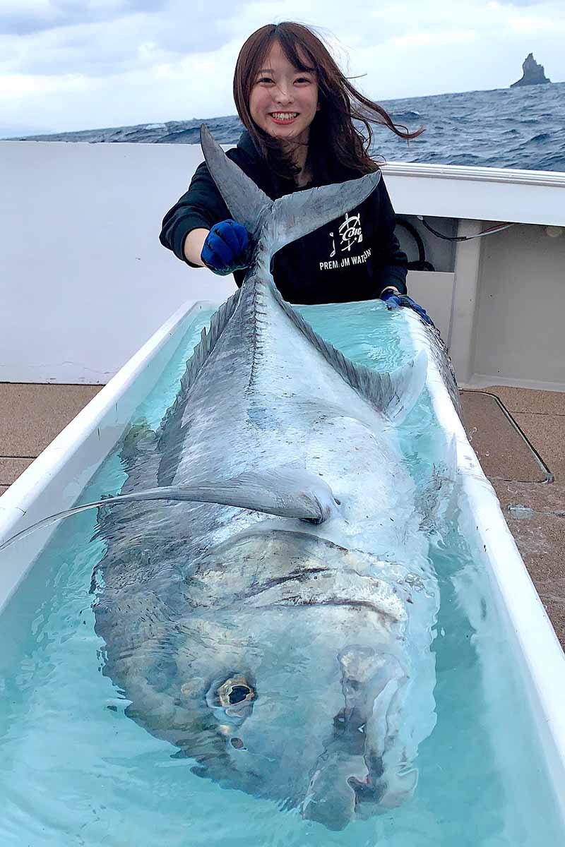 大きな魚を手にもつ高本さん
