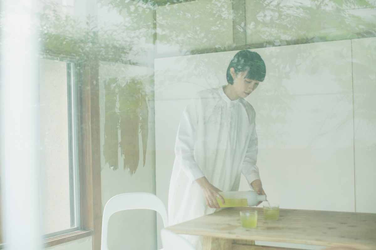 カイノさんがお茶を置いている写真