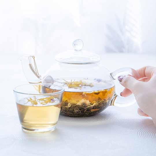 お茶と急須の写真