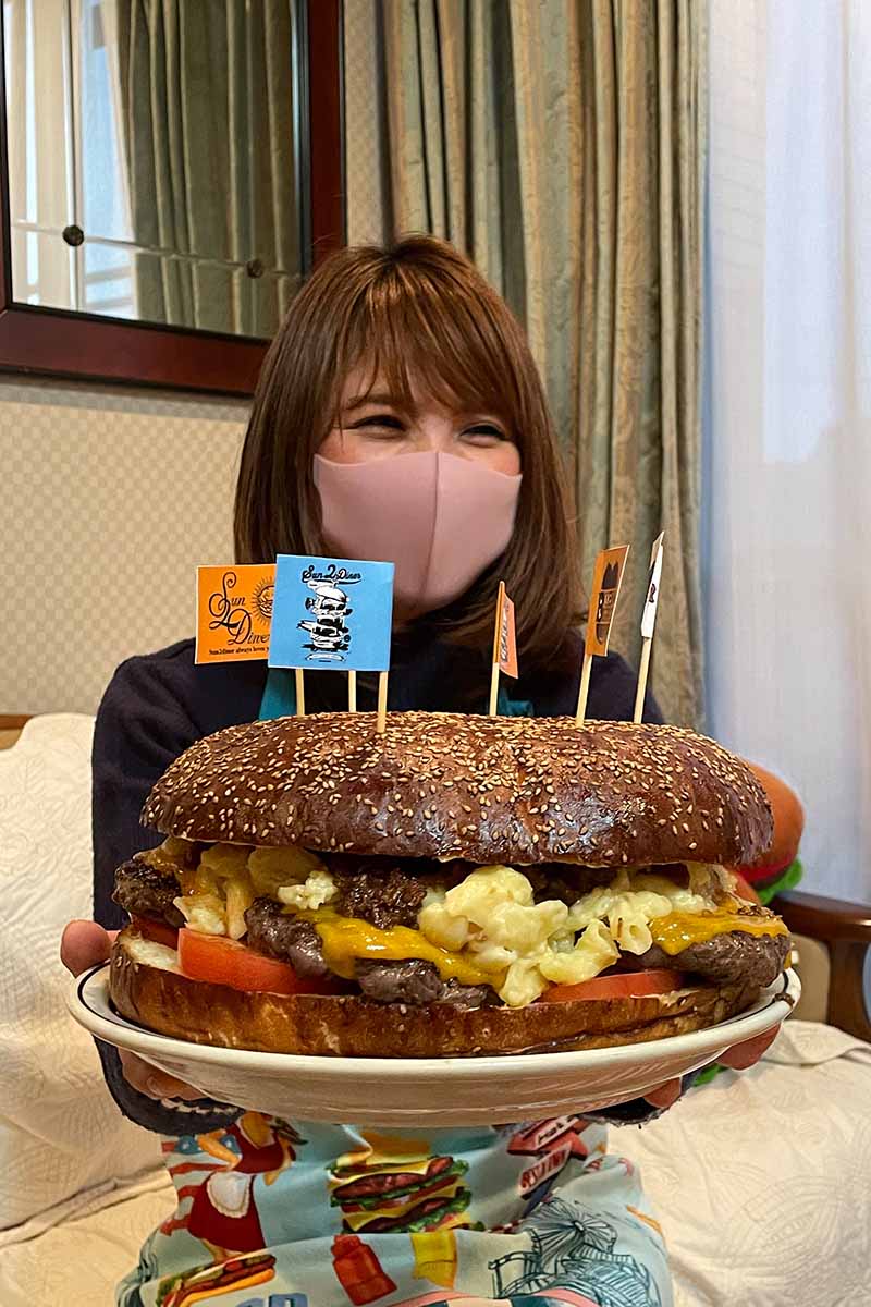 ハンバーガー女子エリさんとハンバーガーの写真