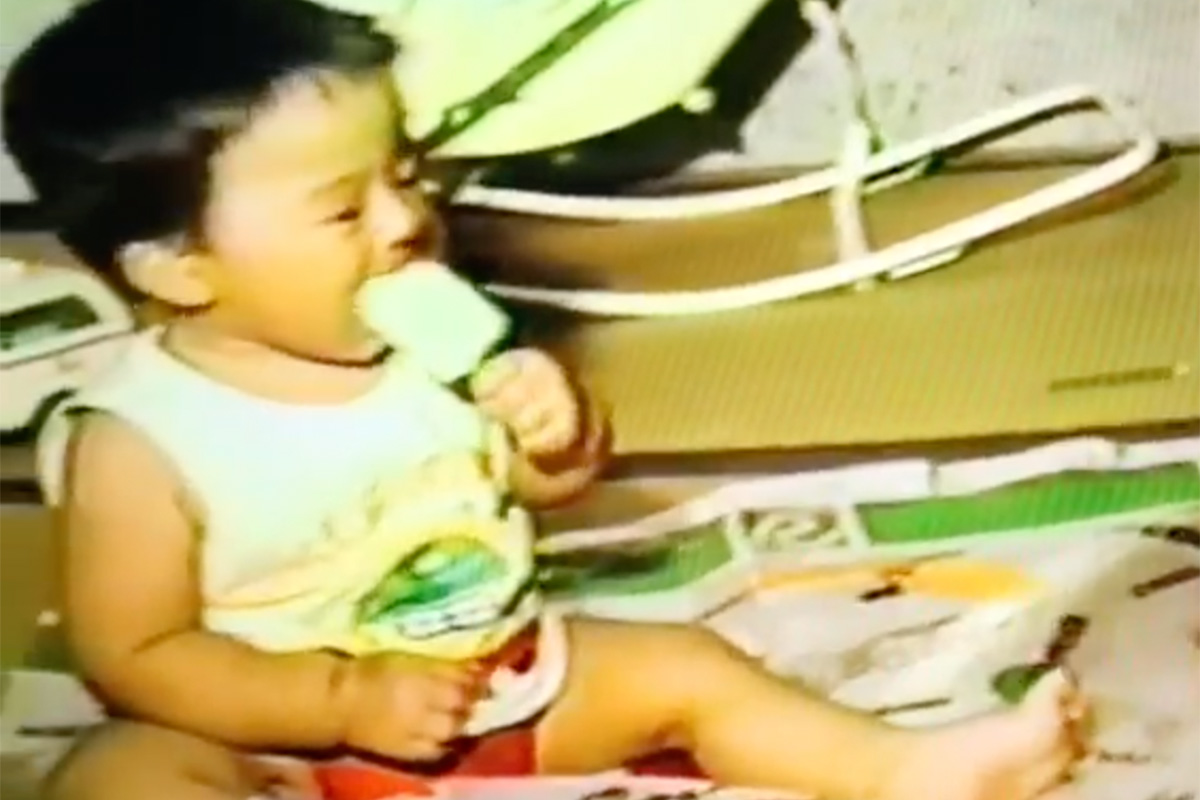 乳児の頃のシズリーナ荒井さんがガリガリ君を食べる写真