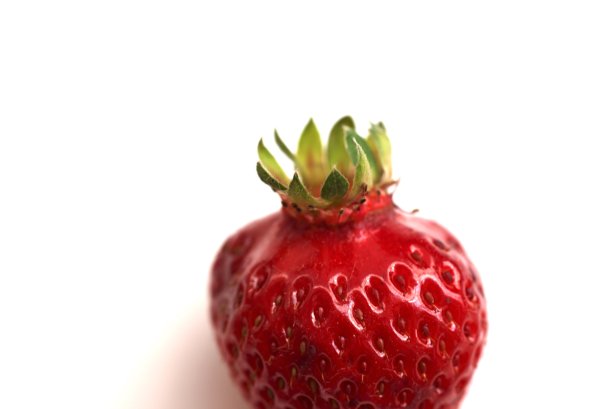 半分見切れたいちごの写真