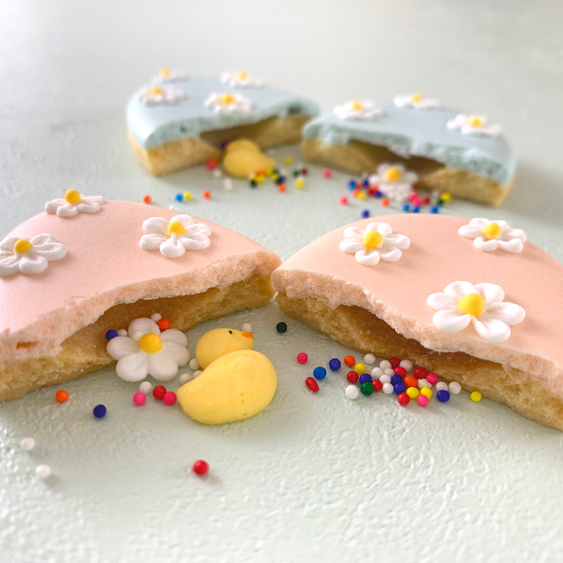 中からお菓子が出てくるアイシングクッキーの作品の写真