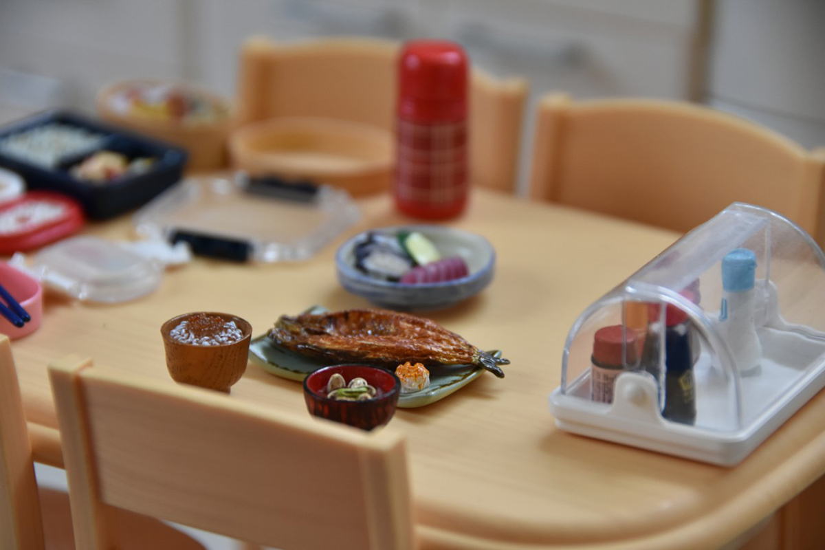 ミニチュアフードで食卓を再現した写真