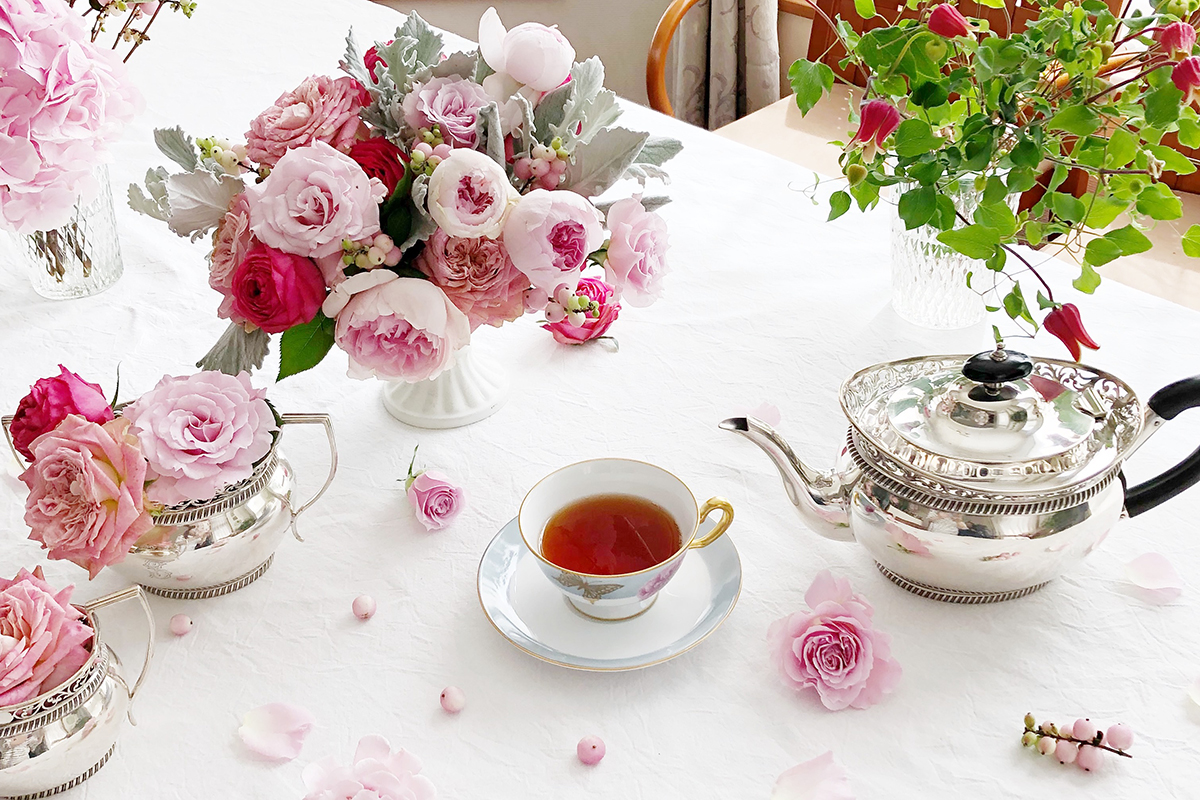 紅茶とピンクの花