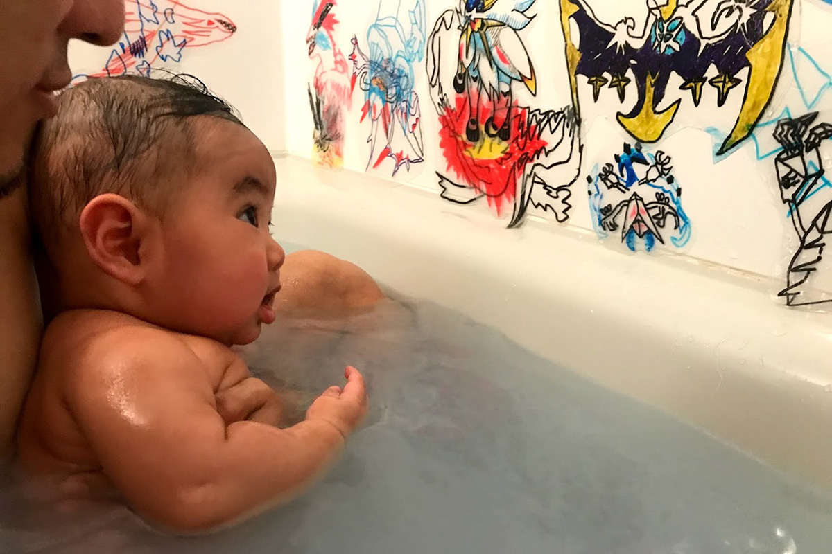 にいちゃんが作ったお風呂シールを見つめる次男坊