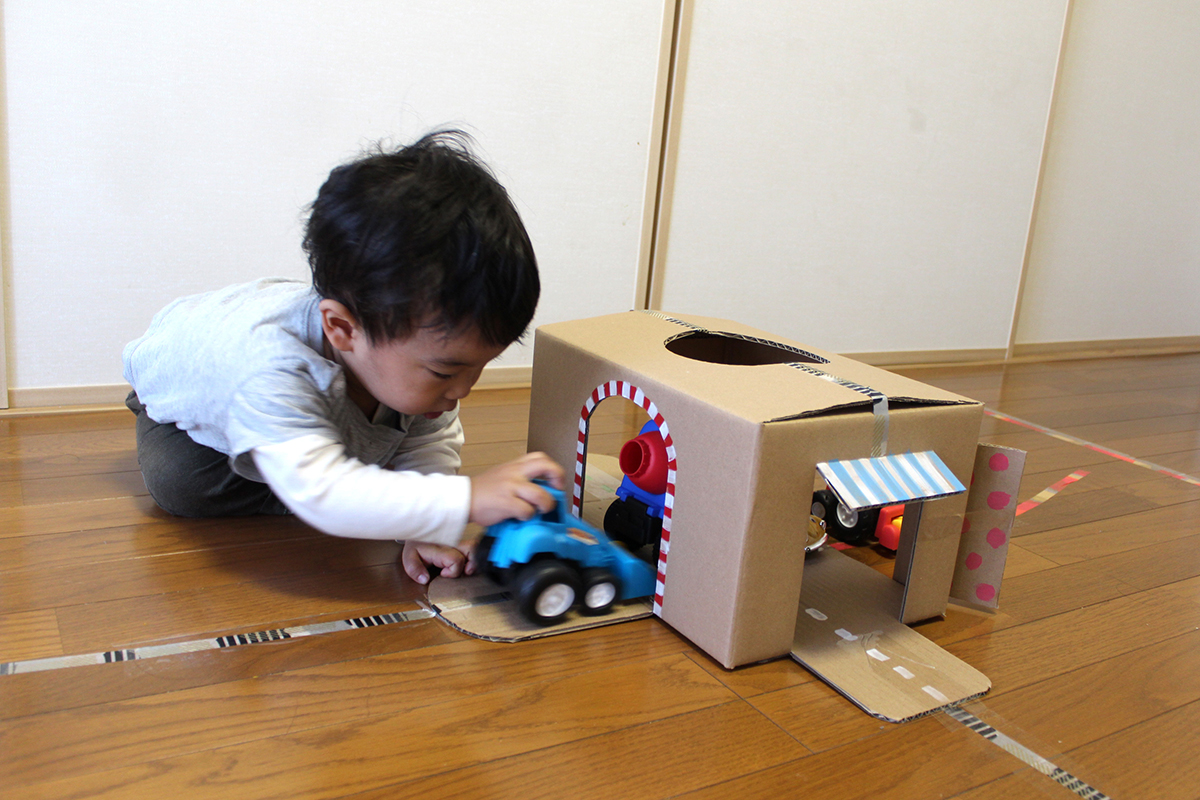 お子さんがインスタントトンネルで遊んでいる様子