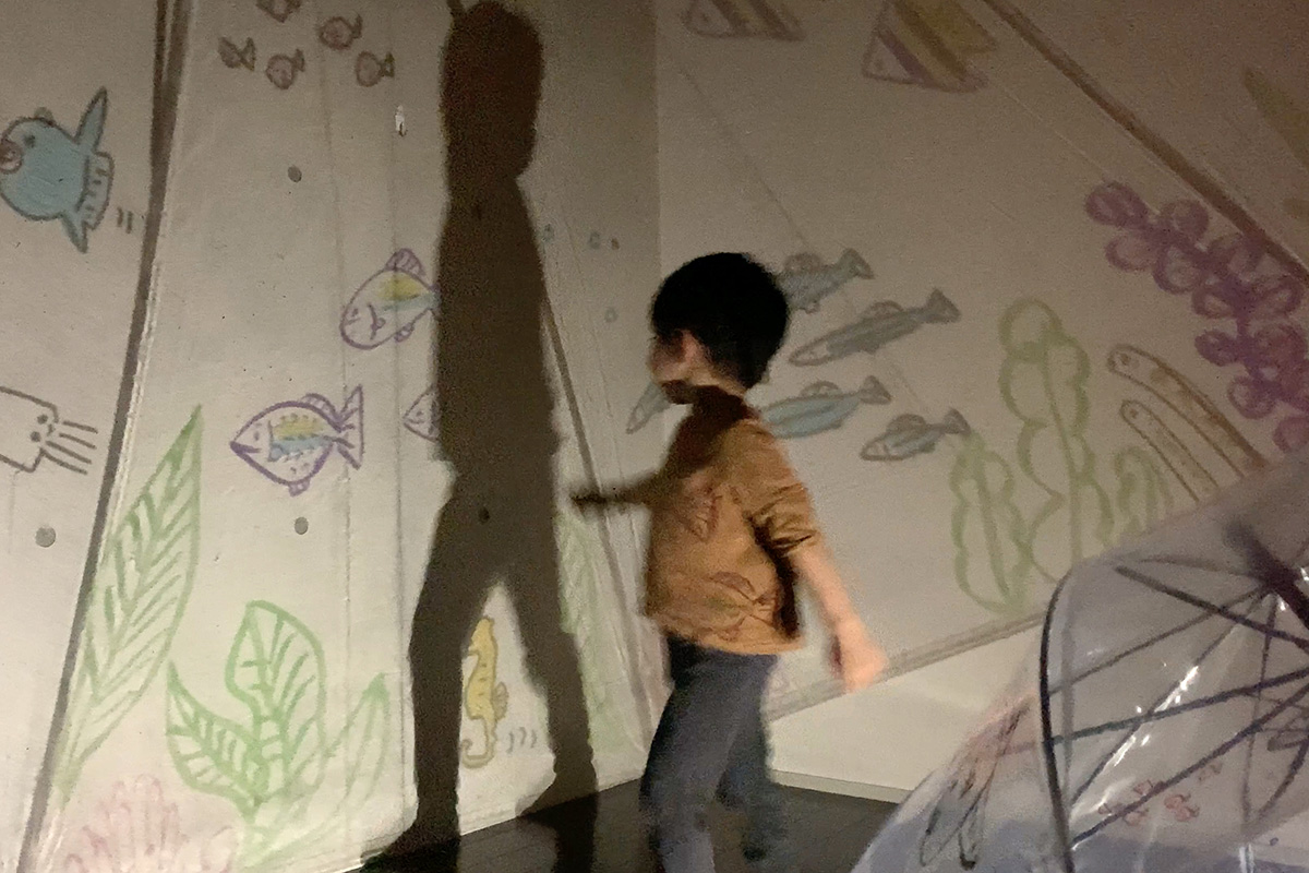 お子さんが手作りおもちゃで遊んでいる様子