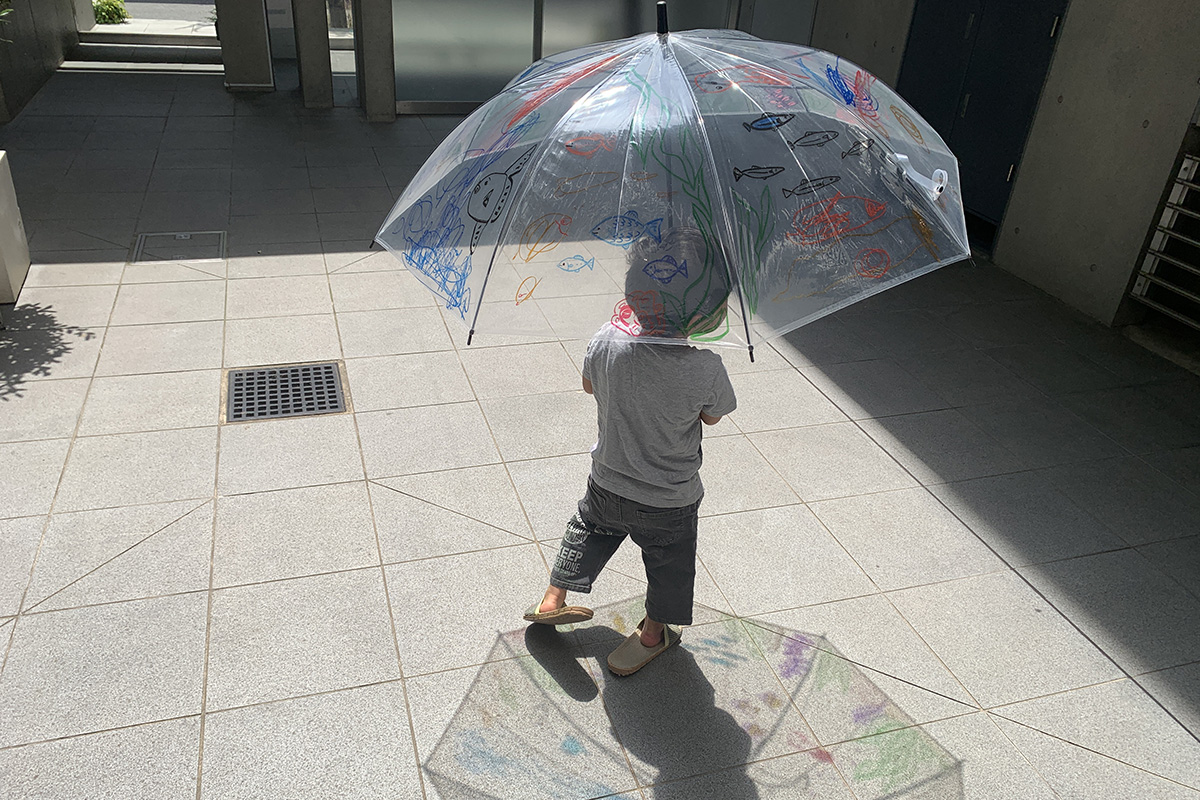 お子さんが手作りおもちゃで遊んでいる様子