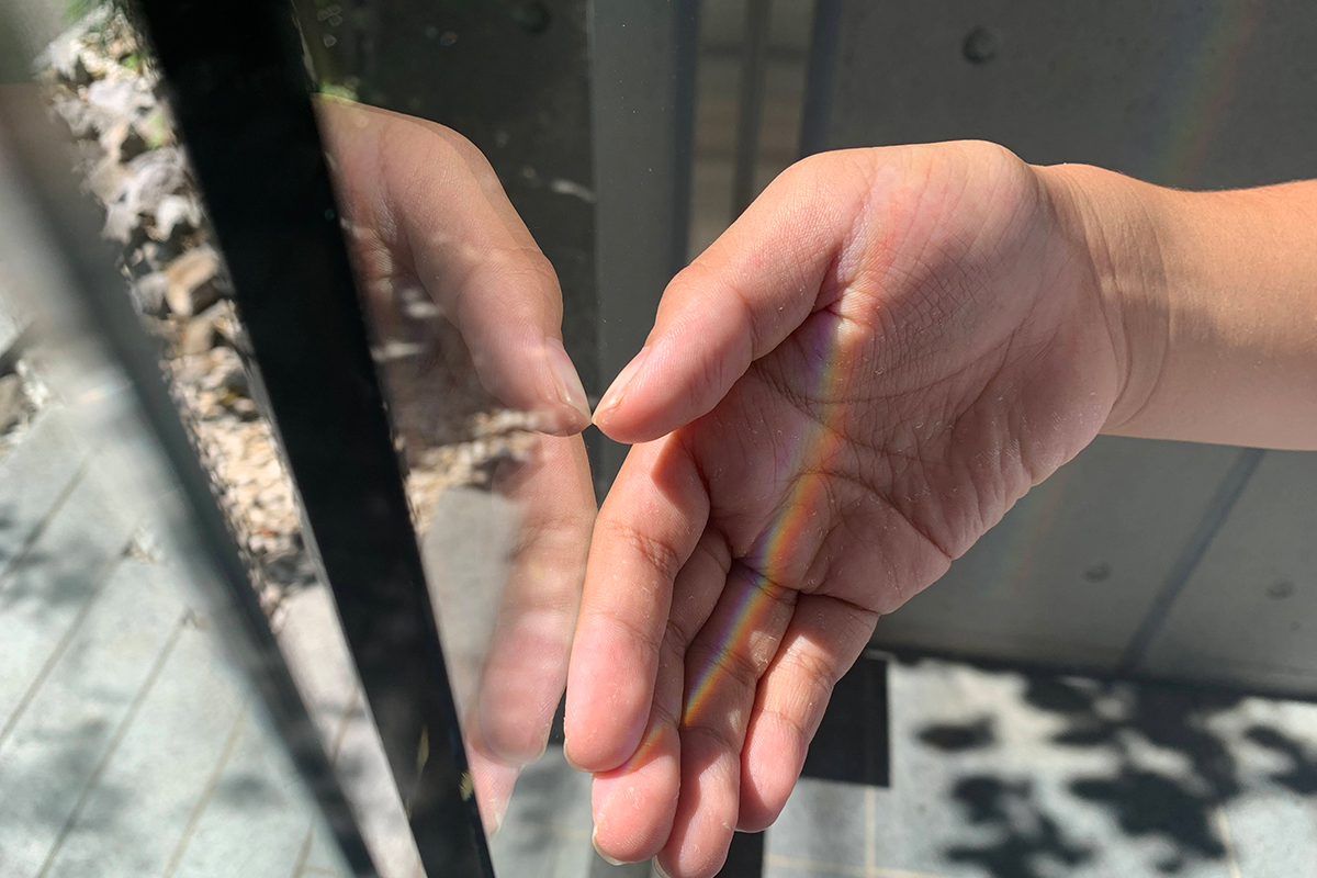 手に虹ができる様子