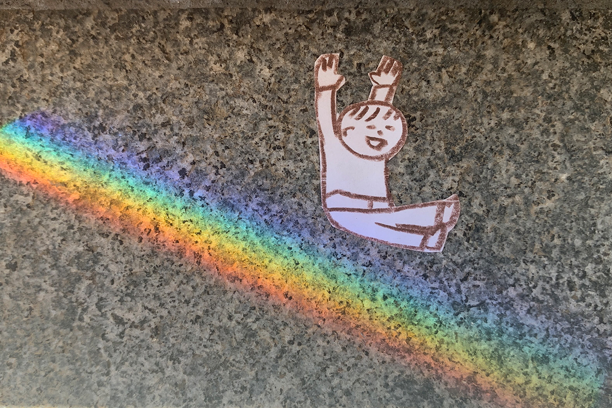 虹の当たるところに絵を置いた様子