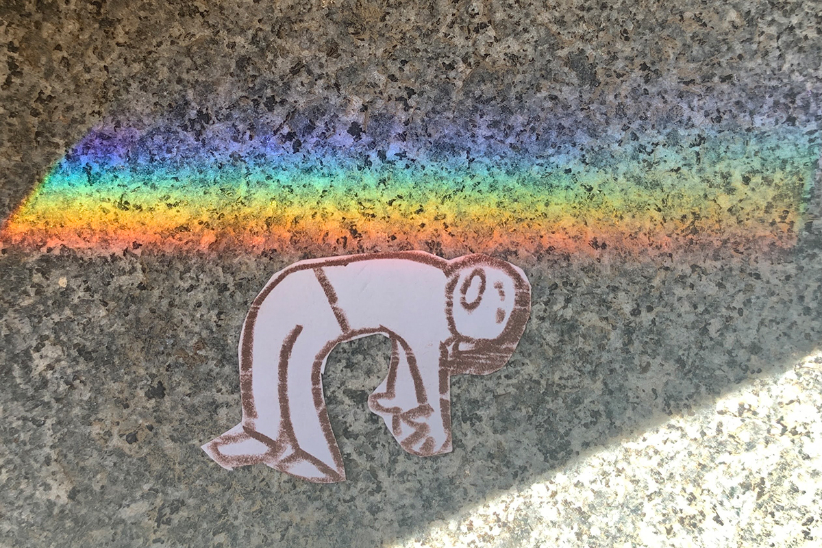 虹の当たるところに絵を置いた様子