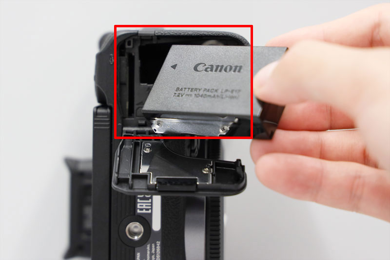 EOS R10 カードスロット/バッテリー収納部