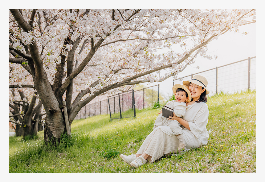 満開の桜の下、子どもと2人きり。実はこの写真、セルフィー(自分撮り撮影)なのです! どうやって撮ったと思いますか?
