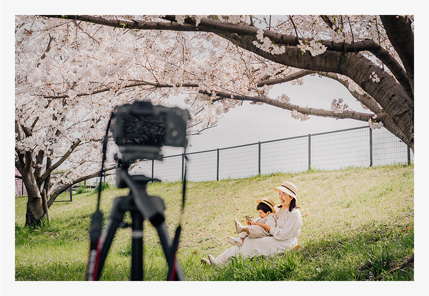 カメラを三脚にセット。スマホ用アプリ「Camera Connect」を使って、子どもと画面を見ながらピント合わせやシャッターを押すタイミングを計って撮影しました。誰かに頼まなくてもイメージどおりの親子写真を残せます。