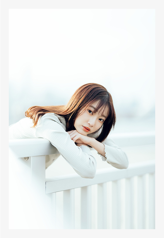 RF85mm F1.2 L USMの特長を生かすため前ボケに手すりを入れて撮影しました。