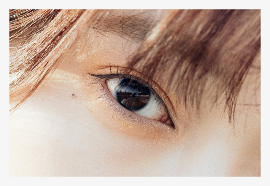 目元のラメまでくっきり描写できました。絞りF2で撮影。下は、上の写真を部分拡大(100%)したもの。