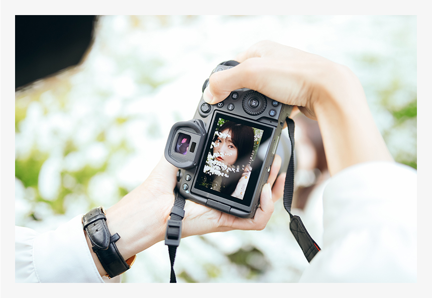液晶画面が美しいEOS R5のバリアングル液晶モニター。シチュエーションや自分のスタイルに合った撮影が可能です。