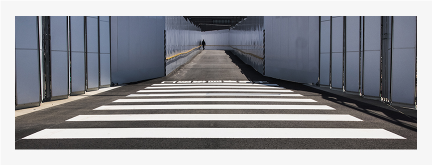工事現場の仮設歩道です。上部のビルや空をカットし横3:縦1の比率でトリミング。画面を簡素化するとともに広がりを表現しました。(F16・1/400秒・ISO200)