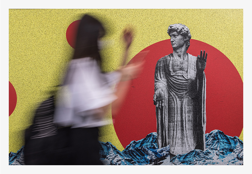 ウォールアートの前を通る人物をスローシャッターでぶらしました。「壁画の静」と「人物の動」の対比です。壁画に呼応するように人物が手を挙げてくれました。(F8・1/15秒・ISO200)