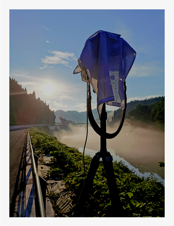 逆光で撮影することが多いので、カメラをセットして列車待ちするときはセンサーを保護するように心掛けています。レンズキャップの装着でもよいですが、タオルなら上から被せるだけ。超スピーディーな脱着が可能です。