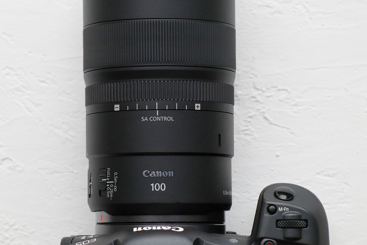 レンズ中央部にある「SAコントロールリング」。「+」側と、「-」側に回してボケ具合を調整します。