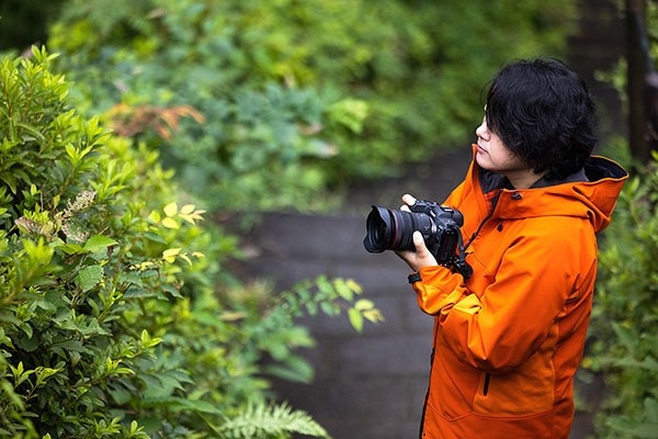 撮影に集中する写真家・八木千賀子