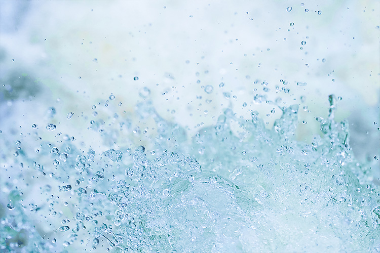 大迫力の滝を撮影。うっかりカメラに水しぶきが!
