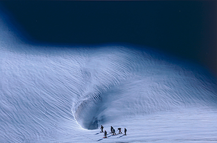 雪山に空いた大きな穴とスキーヤーたち