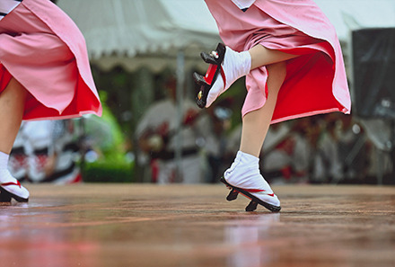 下駄を履いて躍っている女性の足元