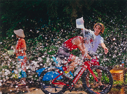 ロードバイクの選手に水をかける瞬間