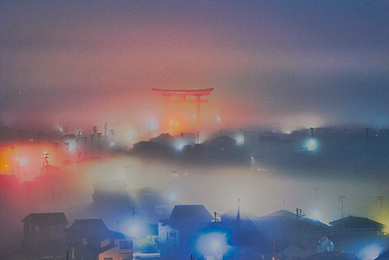 霧が立ち込める鳥居のある風景