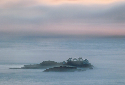 霧深い海と幻想的な島影