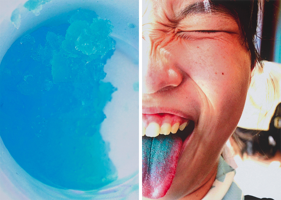 ブルーハワイのかき氷と真っ青になった舌を見せている人物のアップ