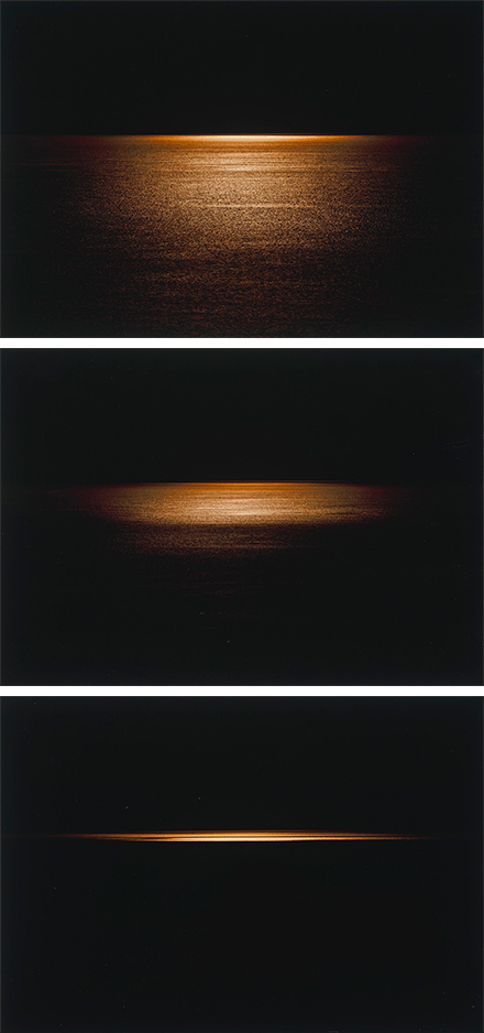 徐々に水平線に沈んでいく夕日